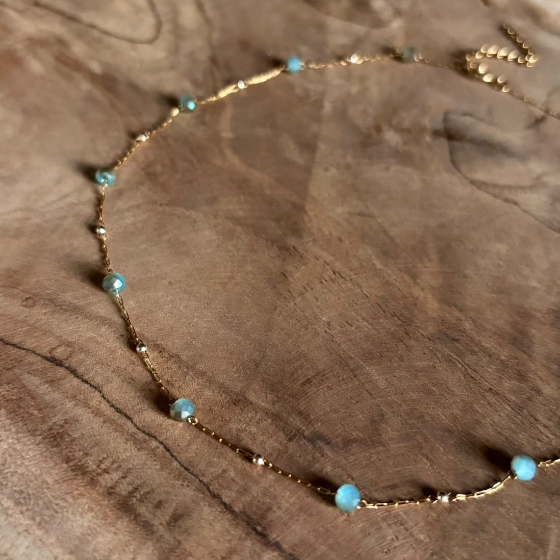 Zeegroene facetkraaltjes en gold-filled accenten van ketting Isla