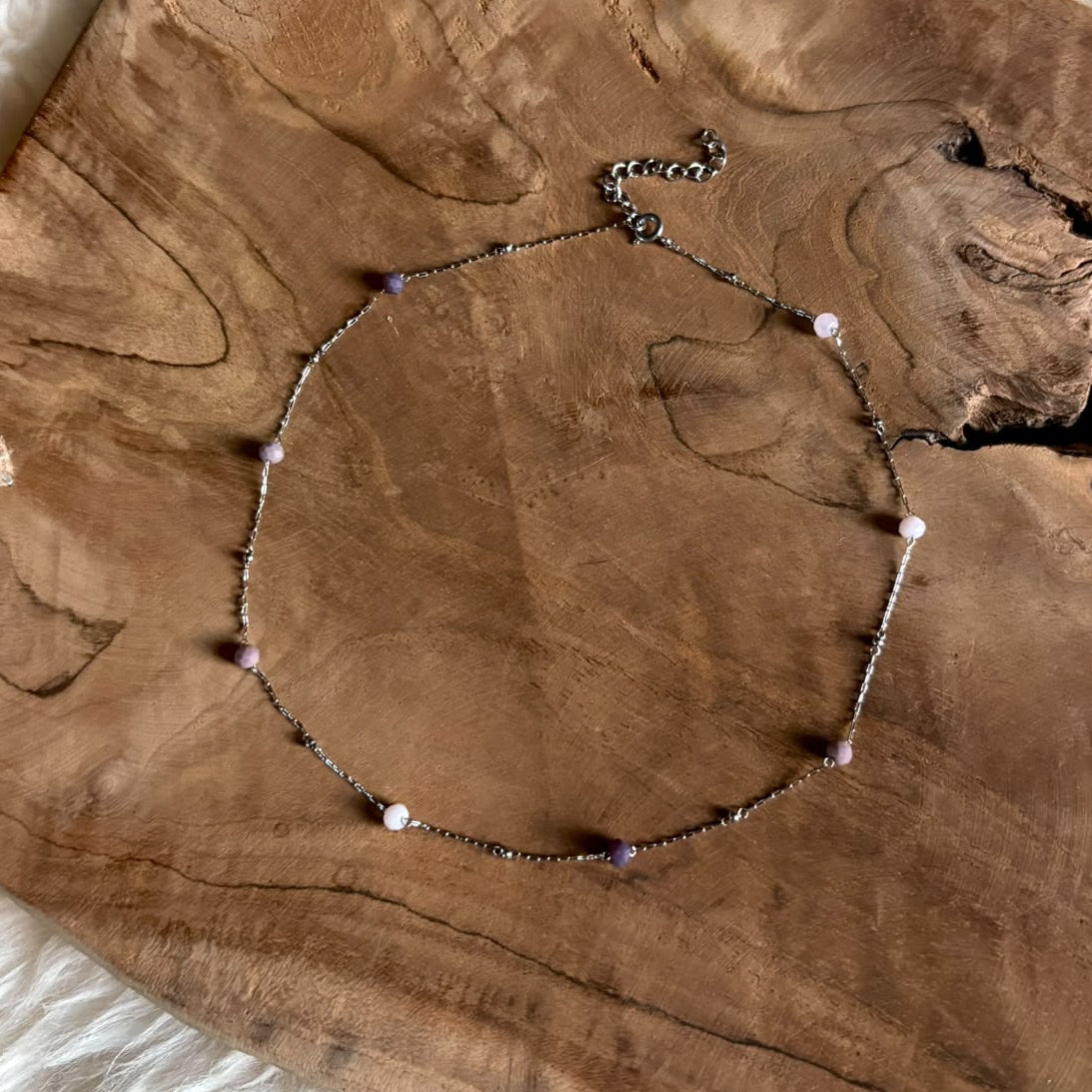 Ketting Isla Paars met zilverkleurige details en zachte roze en paarse kralen