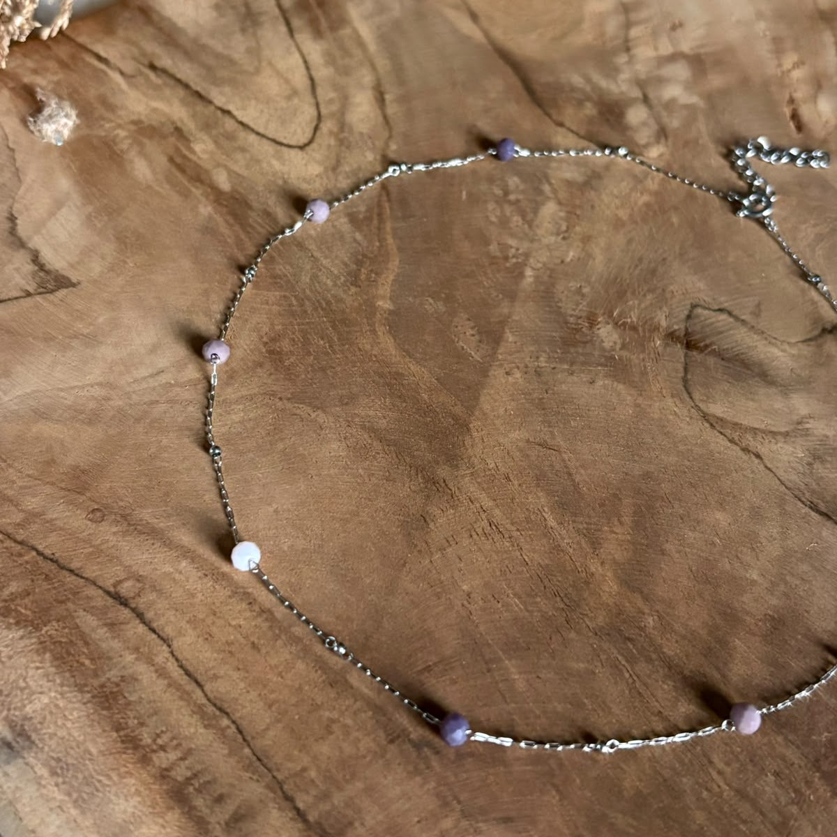 Zilverkleurige ketting Isla Paars met roze en paarse kraaltjes