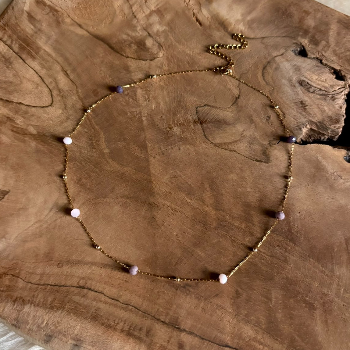 Ketting Isla Paars met goudkleurige details en zachte roze en paarse kralen