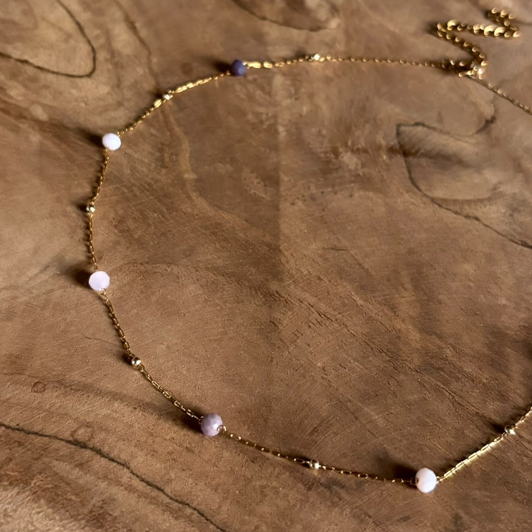 Goudkleurige ketting Isla Paars met roze en paarse kraaltjes