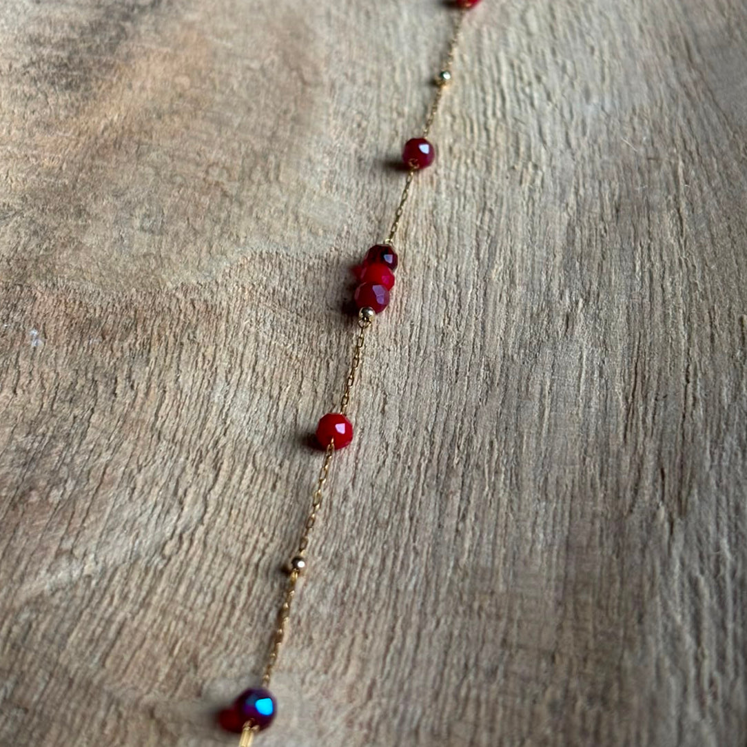 Close-up van Armband Cala Dieprood met goudkleurig details