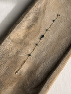 Close-up van Armband Cala Mosgroen met goudkleurig details