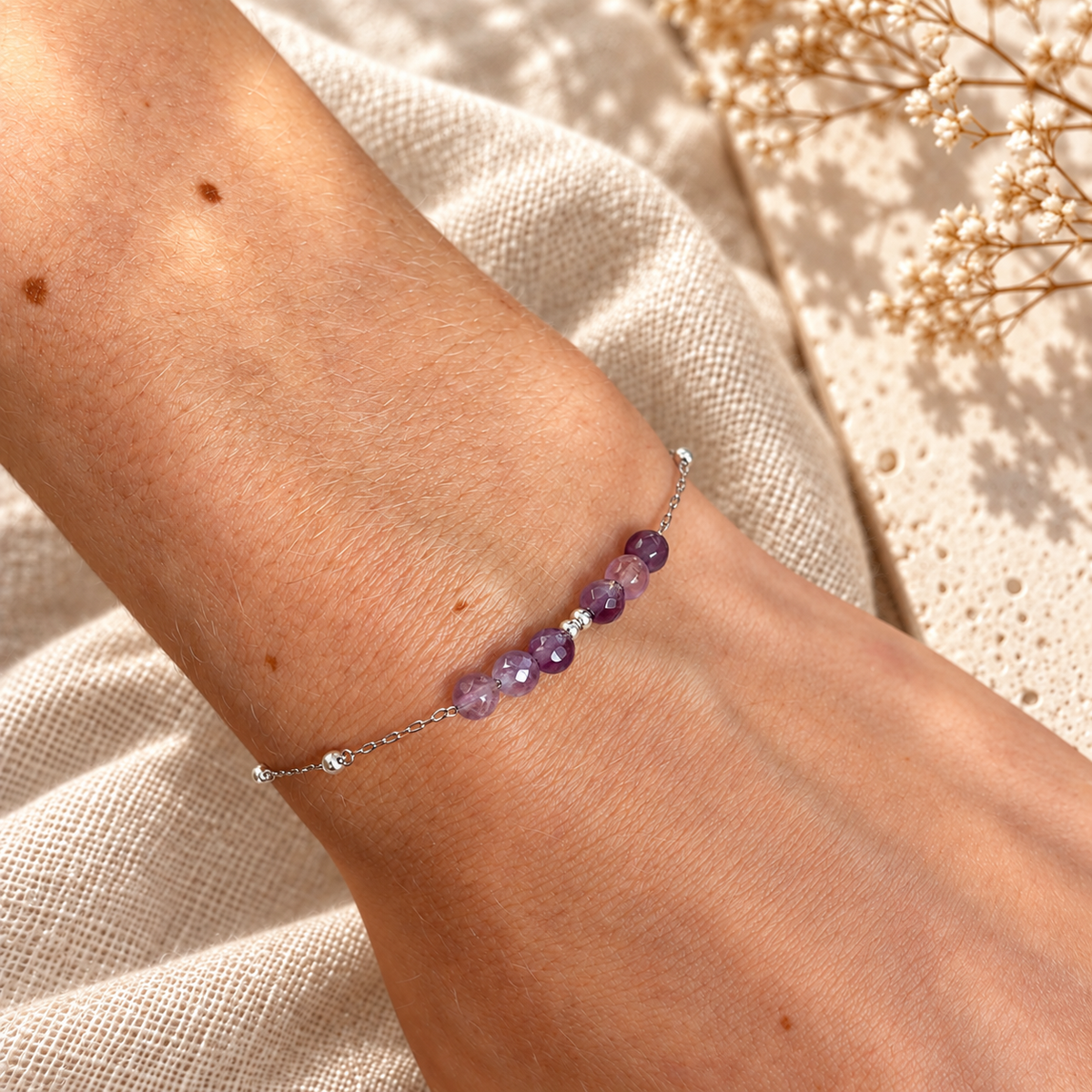 Zilverkleurige armband Maris met paarse natuursteenkralen