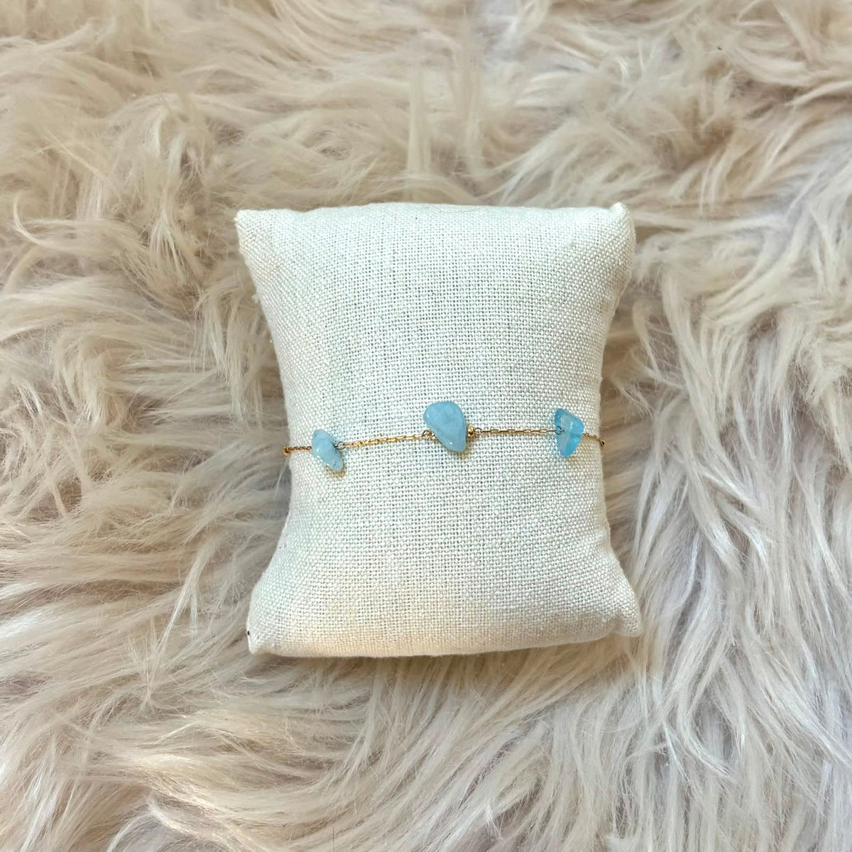 Close-up van Armband Dune Aquamarijn met goudkleurig details