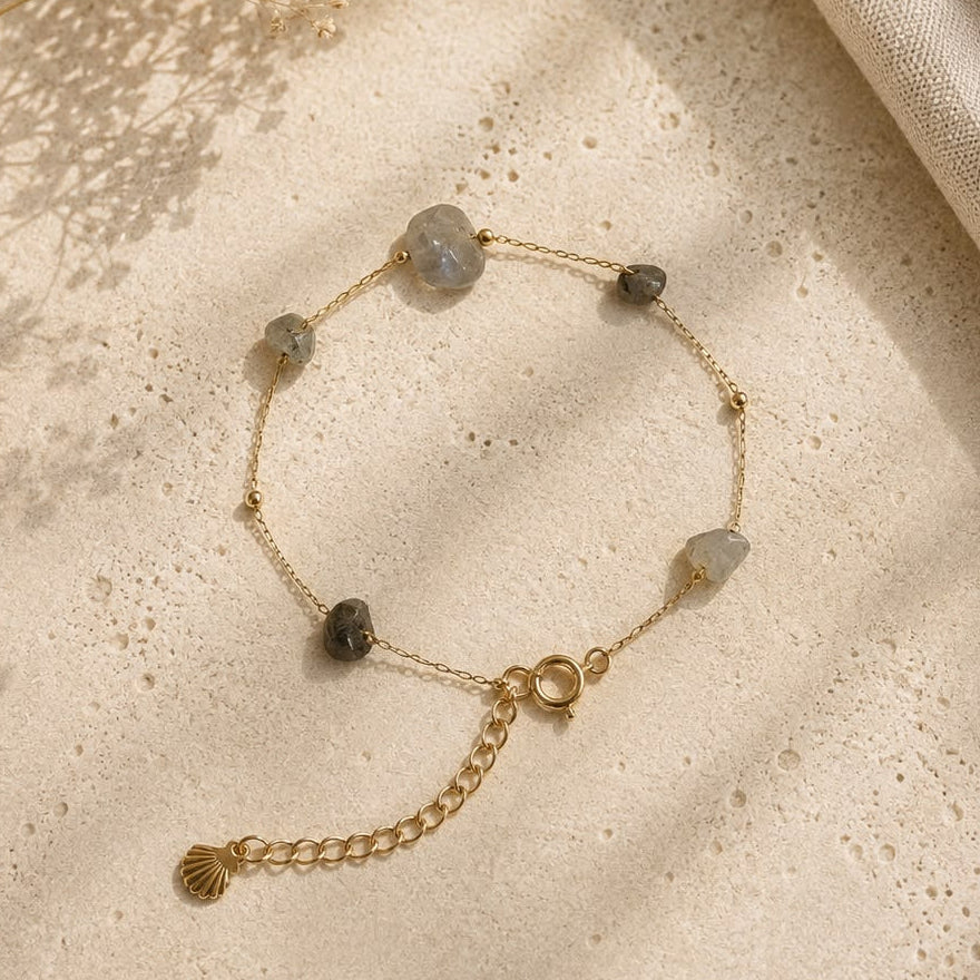 Armband Dune Labradoriet – handgemaakt goudkleurig sieraad