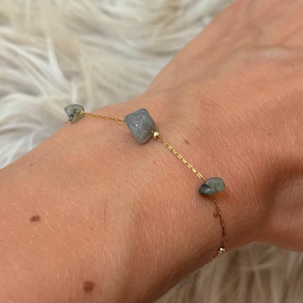 Detailfoto van Armband Dune Labradoriet van Solaire Jewelry
