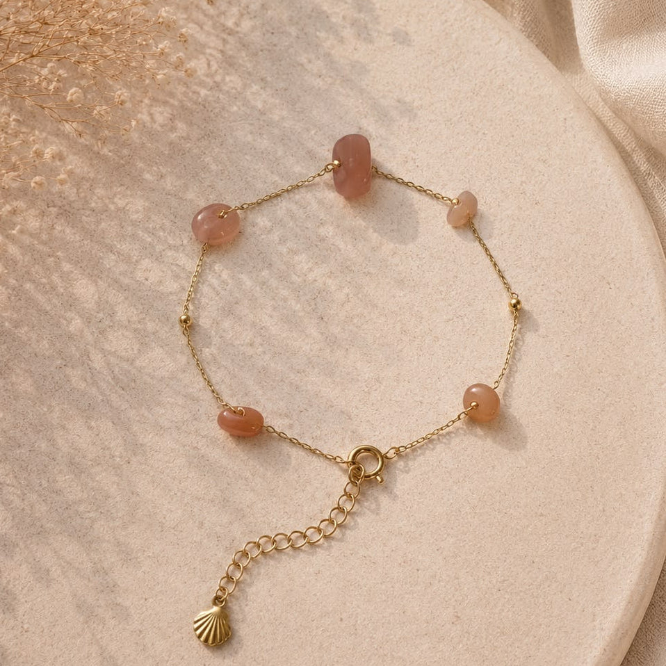 Armband Dune Roze Maansteen – handgemaakt goudkleurig sieraad