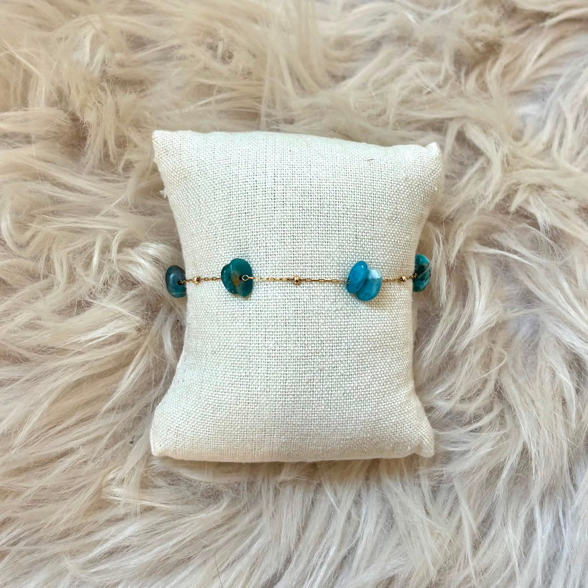 Close-up van Armband Lumi Apatiet met goudkleurig details