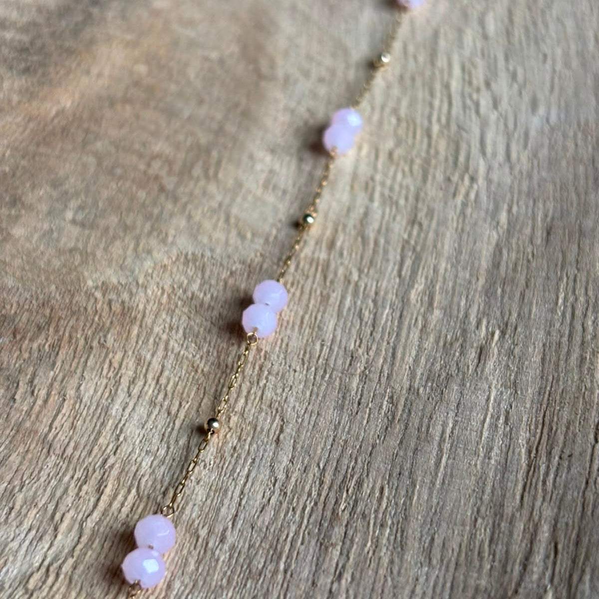 Close-up van Armband Sola Lichtroze met goudkleurig details